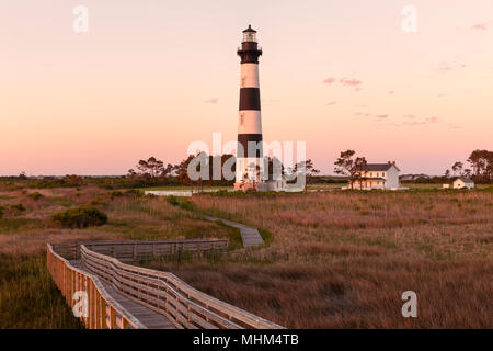 NC01656-00...CAROLINE DU NORD - Lever du Soleil à Bodie Island Lighthouse sur Bodie Island le long de l'Outer Banks, Cape Hatteras National Seashore. Banque D'Images