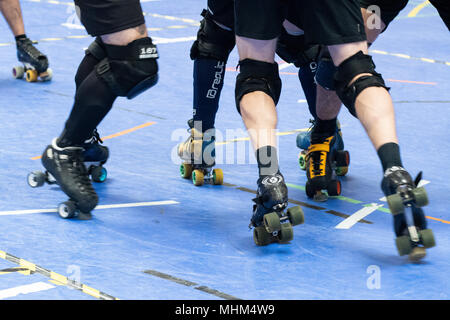 Détail des jambes et les patins des joueurs de l'équipe de Belgique et l'Espagne l'équipe pendant l'MRDWC 2018 à Barcelone, Espagne. Banque D'Images