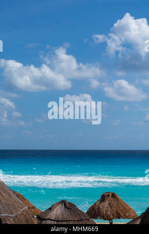 Plages de sable des Caraïbes eau turquoise et ciel bleu Banque D'Images