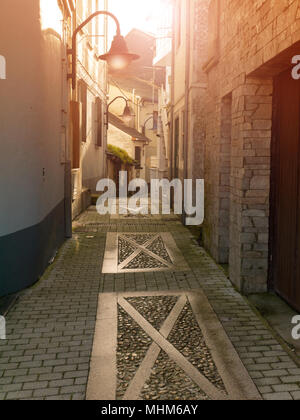 Ruelle de la vieille ville. Cobblestone artistique couvrant. Lanternes moderne dans le vieux centre-ville. Banque D'Images