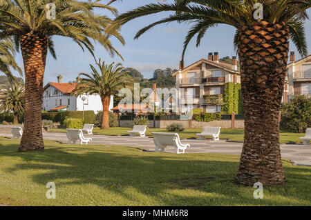 Bancs publics à Laredo village park. Région de la Cantabrie, Espagne, Europe Banque D'Images