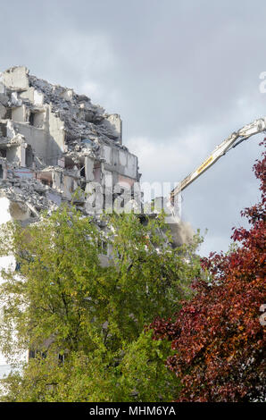 GLASGOW, ÉCOSSE - 13 octobre 2016 : un tour Toryglen obtenir démolie pour la régénération dans la zone locale. Banque D'Images