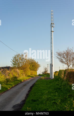 Grande vitesse à large bande rurale remplir partiellement le mât, installé sur la colline de Charlton, Shropshire 2e mai 2018 au nom de Airband - Connexion Shropshire Banque D'Images