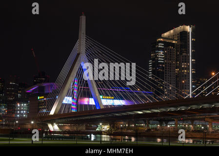 La Leonard P. Zakim Bunker Hill Memorial Bridge est un pont à haubans de l'autre côté de la Charles River à Boston, Massachusetts. C'est un remplacement de t Banque D'Images