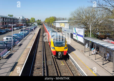 London Waterloo South Western Railway train approchant la gare d'Ashford, Ashford, Surrey, Angleterre, Royaume-Uni Banque D'Images