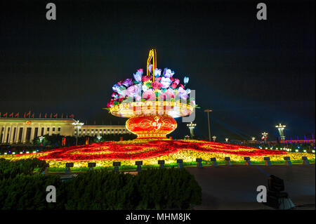 Grand panier de fleurs à la place Tiananmen pendant la fête nationale chinoise Banque D'Images