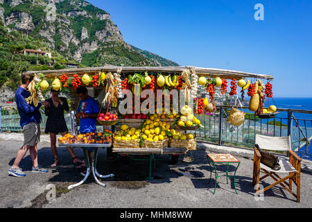 Vendeur de fruits à l'extérieur de Positano sur la côte Amalfi, Italie Banque D'Images