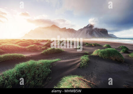 À l'ouest des montagnes fantastiques de lave volcanique et dunes de sable sur la plage, Stokksness l'Islande Banque D'Images