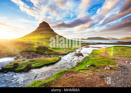 La pittoresque coucher de soleil sur les paysages et cascades. Kirkjufell mountain, de l'Islande Banque D'Images