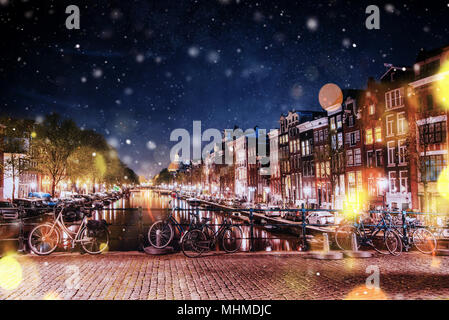 Les vélos garés le long d'un pont sur les canaux d'Amsterdam, Net Banque D'Images