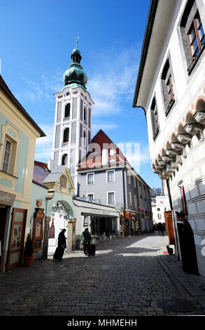 Une rue calme dans le centre de Cesky Krumlov, avec l'ancienne église de St Jobst et son clocher. Banque D'Images