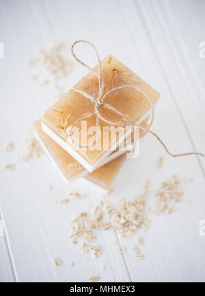 Savon artisanal blanc et beige avec des barres de flocons d'avoine Banque D'Images