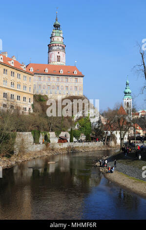 La rivière Vltava couler par Cesky Krumlov, République Tchèque Banque D'Images