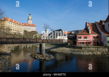 La rivière Vltava couler par Cesky Krumlov, République tchèque. Dans l'arrière-plan, le complexe du château et sa tour peut être vu. Banque D'Images