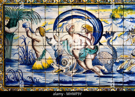 Le Cortege de Neptune et Amphitrite (vers 1670), conservé dans le Musée National du Carrelage (Museu Nacional do Azulejo) de Lisbonne, au Portugal, célèbre dans le monde entier. Réalisé dans une palette de couleurs en majolique brillante de bleu, jaune, manganèse et vert cuivré, le panneau panoramique en faïence émaillée représente le dieu romain de la mer Neptune chevauchant aux côtés de sa divine épouse Amphitrite dans un char maritime doré élaboré tiré par des hippocampes marins – une fresque murale historique en carreaux polychromes azulejo portugais. Banque D'Images