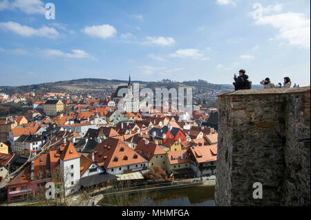 Les touristes prenant photos mobiles de Cesky Krumlov, République tchèque, à partir de la plate-forme d'observation de la ville, château. Banque D'Images
