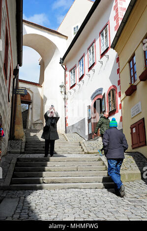 Les gens marcher et prendre des photos sur les étapes menant au château de Cesky Krumlov, République Tchèque Banque D'Images
