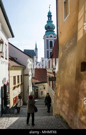 Les touristes prennent des photos souvenirs sur les étapes menant au château de Cesky Krumlov, République Tchèque Banque D'Images