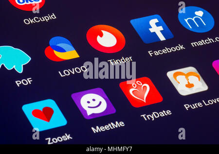 Concept de rencontres en ligne. Dating app icônes sur une tablette écran d'affichage. Concept de rencontres en ligne. Rencontres en ligne gratuit. Banque D'Images