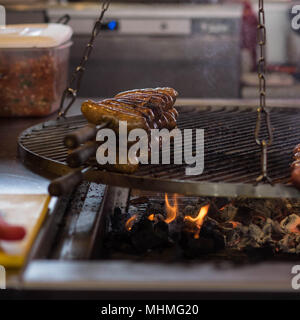 Saucisses grillées à la vente à goût de printemps salon de l'alimentation à Banbury, Oxfordshire, le 22 avril, 2018 Banque D'Images