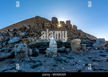 La tombe, sculptures monumentales et paysage unique de l'Antiquech J d'Antiochos, roi de Commagene, qui a régné sur les pentes du Mont Nemrut, à 2 Banque D'Images