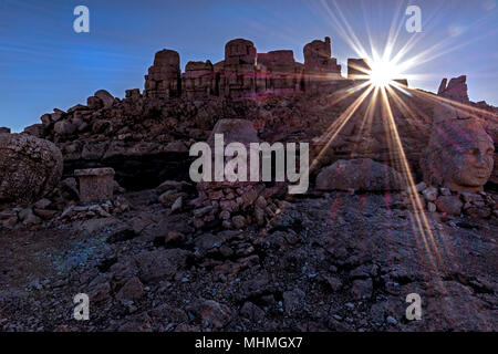 La tombe, sculptures monumentales et paysage unique de l'Antiquech J d'Antiochos, roi de Commagene, qui a régné sur les pentes du Mont Nemrut, à 2 Banque D'Images