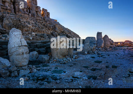 La tombe, sculptures monumentales et paysage unique de l'Antiquech J d'Antiochos, roi de Commagene, qui a régné sur les pentes du Mont Nemrut, à 2 Banque D'Images