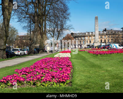 Perspective des jardins et le mémorial de guerre au printemps Harrogate North Yorkshire Angleterre Banque D'Images