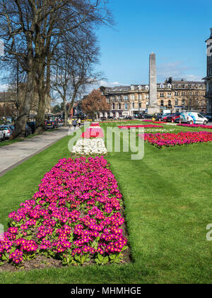 Perspective des jardins et le mémorial de guerre au printemps Harrogate North Yorkshire Angleterre Banque D'Images