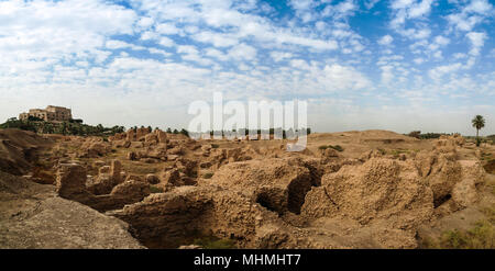 Panorama des ruines de Babylone partiellement restauré et l'ancien palais de Saddam Hussein, Babylone, Hillah, Iraq Banque D'Images