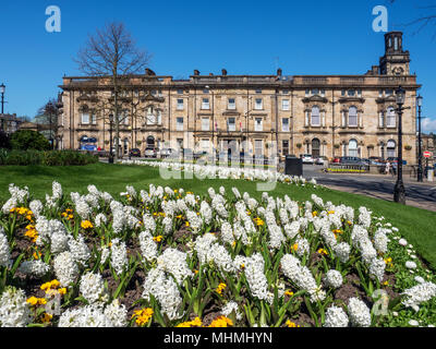 Le Crown Hotel Harrogate North Yorkshire en Angleterre au printemps Banque D'Images