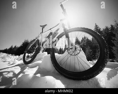 Vue large photo de vtt dans la neige profonde. Montagnes hiver avec road perdu sous la neige. Banque D'Images