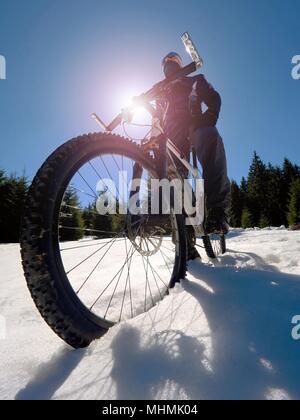 Vue large photo de vtt dans la neige profonde. Montagnes hiver avec road perdu sous la neige. Banque D'Images