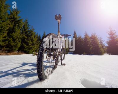 Vue large photo de vtt dans la neige profonde. Montagnes hiver avec road perdu sous la neige. Banque D'Images