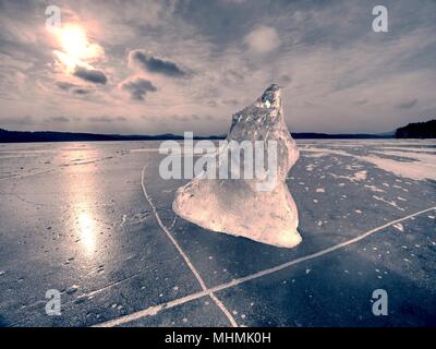 Morceau de glace brisée avec des fissures à l'intérieur. Abstract banquise. Arrière-plan de la nature. Glaces de l'Arctique. Banque D'Images