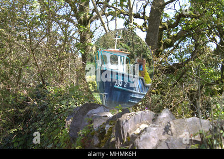 Entrée de coffre miroir reflétant un bateau de pêche sur sa remorque. Banque D'Images