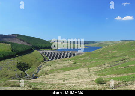 Vue du barrage et du réservoir de Nant y Moch près d'Aberystwyth, Ceredigion, pays de Galles. Le réservoir fait partie du projet hydroélectrique CWM Rheidol. Le barrage et le réservoir ont été construits en 1964. Banque D'Images