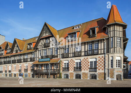 De Barkentijn, maison d'angle de style normand, maintenant Centre de vacances dans la station balnéaire de Nieuwpoort / Nieuport, Flandre occidentale, Belgique Banque D'Images