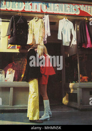 Couple s'embrassant devant la boutique de Carnaby Street Banque D'Images