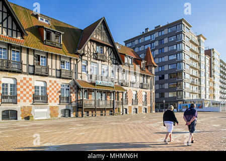 De Barkentijn, maison d'angle de style normand, maintenant Centre de vacances dans la station balnéaire de Nieuwpoort / Nieuport, Flandre occidentale, Belgique Banque D'Images