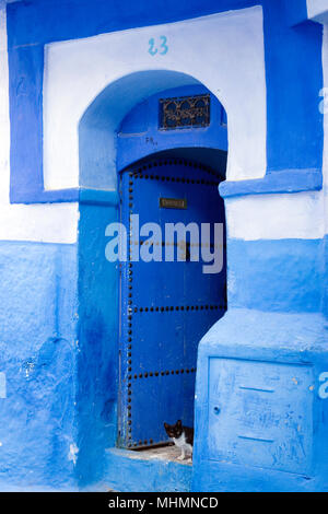 Chefchaouen, Maroc ; rue de la vieille ville typique avec des murs bleus et des portes Banque D'Images