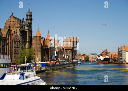 Gdansk, Pologne ; Nowy Port (Port Intérieur) Grue de Gdansk en face du musée maritime polonais, de la rivière Motlawa Banque D'Images