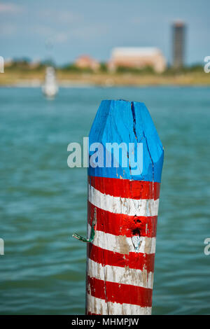 Pôle d'amarrage laguna Venise rouge bleu et blanc Banque D'Images