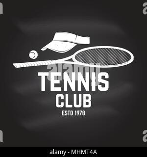 Tennis Club badge. Vector illustration au tableau. Concept pour chemise, imprimer, stamp ou tee. Typographie vintage design avec raquette de tennis, pare-soleil Illustration de Vecteur