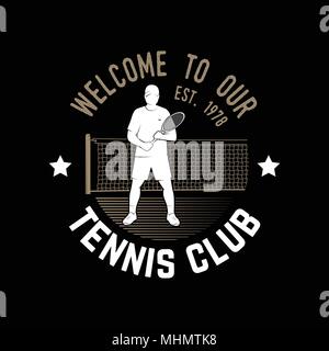 Bienvenue à notre club de tennis d'un insigne. Vector illustration. Concept pour chemise, imprimer, stamp ou tee. Typographie vintage design avec tennis player silhouette Illustration de Vecteur