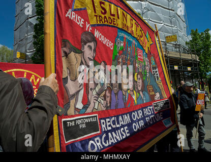 L'affichage des bannières avec les manifestants au cours de thèmes marxiste Travailleurs Internationaux Premier Mai le 1er mai 2018 à Londres, Angleterre, Royaume-Uni Banque D'Images