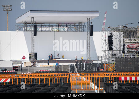 GENOVA, ITALIE - 25 MAI 2017 - Préparation pour le Pape François en masse Place Kennedy par la mer. Plus de 80.000 personnes participeront à l' Banque D'Images