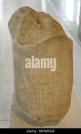 Base à partir d'une perirrhanterion (bassin de purification de l'eau) une dédicace à Poseidon-Erechtheus. Epiteles Oinochares : Inscription et, le fils d'Sonautes Pergasai à partir de la démo de dédier ce Poseidon-Erechtheus, à. 460-450 BC. Marbre de Penteli. Musée de l'Acropole. Athènes. La Grèce. Banque D'Images