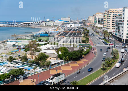 GENOVA, ITALIE - 25 MAI 2017 - Préparation pour le Pape François en masse Place Kennedy par la mer. Plus de 80.000 personnes participeront à l' Banque D'Images