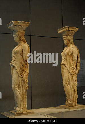 L'art grec à caryatide le porche de l'Erechtheion. Figures féminines drapées comme colonnes de soutien. Acropole d'Athènes, 421-407 BC. La Grèce. Musée de l'Acropole. Athènes. La Grèce. Banque D'Images